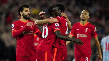 Jugadores del Liverpool celebran uno de los goles contra el Manchester United.