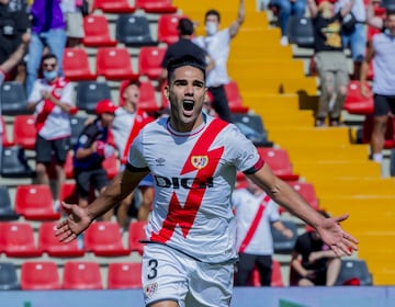 Falcao entró a la cancha al minuto 71 en lugar de Nketa y a los 81' convirtió su primer gol con la camiseta del Rayo Vallecano. Gol 53 en LaLiga, 52 con el Atlético y ya inició con el de Iraola.
