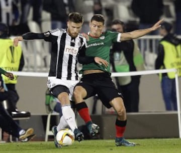 El centrocampista del Athletic Club, Óscar de Marcos lucha por el balón con Alen Stevanovic del FK Partizán Belgrado durante el partido de fase de grupos de la  Europa League 