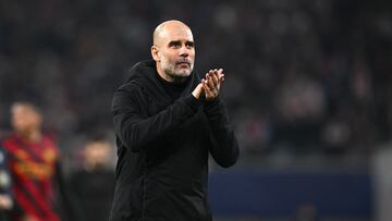 Pep Guardiola, entrenador del Manchester City, agradece el apoyo de los aficionados.