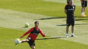 Óliver Torres durante un entrenamiento con el Atlético.