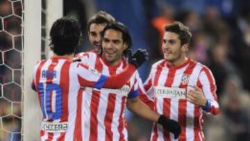 PROTAGONISTA. Falcao es felicitado por Arda, Adrián y Koke tras marcar uno de sus cinco goles de ayer.