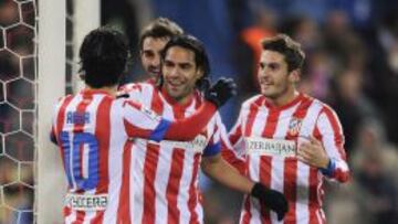 PROTAGONISTA. Falcao es felicitado por Arda, Adri&aacute;n y Koke tras marcar uno de sus cinco goles de ayer.