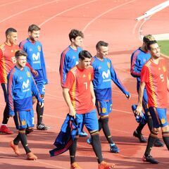 Lopetegui's Spain pose in their 2018 World Cup kit