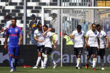 El jugador de Colo Colo Martin Rodriguez, centro, celebra su gol contra Universidad de Chile durante el partido de primera division disputado en el estadio Monumental de Santiago, Chile.