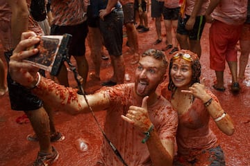 BUNOL, SPAIN - AUGUST 30: Revellers enjoy the atmosphere in tomato pulp while participating the annual Tomatina festival on August 30, 2017 in Bunol, Spain. An estimated 22,000 people threw 150 tons of ripe tomatoes in the world's biggest tomato fight held annually in this Spanish Mediterranean town. (Photo by Pablo Blazquez Dominguez/Getty Images)