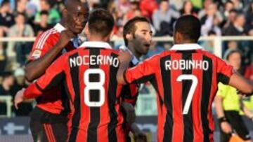 Balotelli celebra junto a alguno de sus compañeros uno de los goles del Milan en Pesacara.