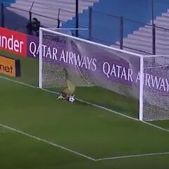 El minuto de gloria de Arias: tapa penal y luego Racing anota