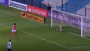 El minuto de gloria de Arias: tapa penal y luego Racing anota