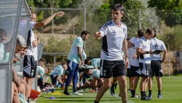 VALLADOLID, 08/07/2022.- El entrenador del Real Valladolid, José Rojo "Pacheta" (2i), da instrucciones a sus jugadores durante el primer entrenamiento de la temporada celebrado esta mañana. EFE/NACHO GALLEGO
