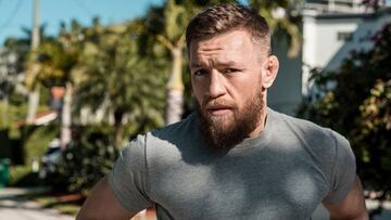 Conor McGregor en la calle en una imagen casual.