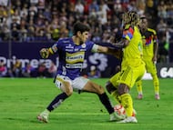 Juan Sanabria (L) of San Luis fights for the ball with Allan Saint-Maximin (R) of America during the 10th round match between Atletico de San Luis and America as part of the Liga BBVA MX, Torneo Apertura 2025 at Alfonso Lastras Stadium, on September 24, 2025 in San Luis Potosi, Mexico.