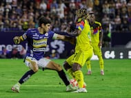 Juan Sanabria (L) of San Luis fights for the ball with Allan Saint-Maximin (R) of America during the 10th round match between Atletico de San Luis and America as part of the Liga BBVA MX, Torneo Apertura 2025 at Alfonso Lastras Stadium, on September 24, 2025 in San Luis Potosi, Mexico.
