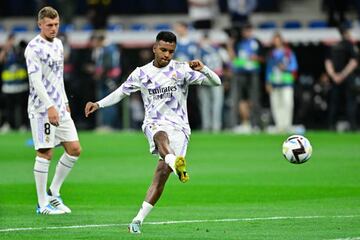 Rodrygo, durante el calentamiento del último partido liguero del Madrid, ante Osasuna.