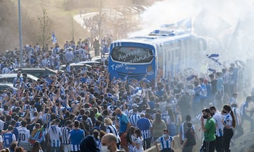 Numerosos seguidores de la Real Sociedad se han agolpado en los alrededores de Zubieta para despedir al club antes de la final de la Copa del Rey.