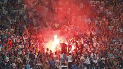 Ultras del Marsella durante el encuentro ante el Lyon.