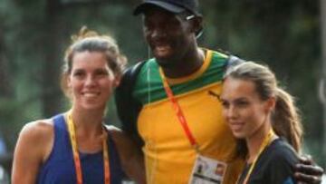 Bolt, con dos admiradoras.