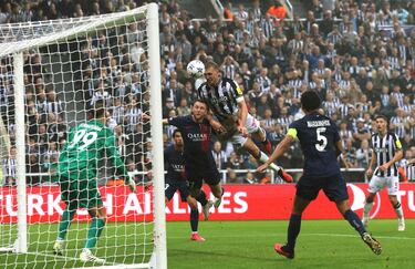 Increíble salto de Dan Burn, jugador del Newcastle, sobre Milan Skriniar en el segundo tanto del conjunto inglés.