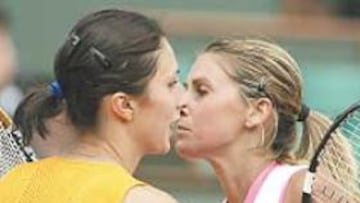 <b>SORPRESA. </b>Myskina felicita a Maria Antonia Sánchez Lorenzo.