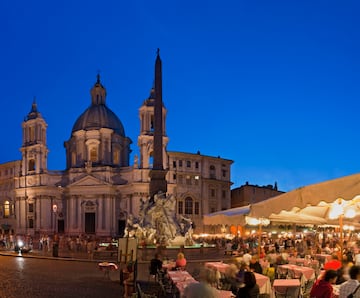 Comida: desde las 13:00 hasta las 14:30 horas | Cena: desde las 20:00 hasta las 21:00 horas. En la foto, la Piazza Navona en Roma. 
