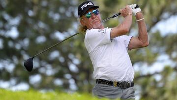 Miguel &Aacute;ngel Jim&eacute;nez golpea la bola durante la &uacute;ltima jornada del U.S. Senior Open Championship disputado en The Broadmoor Golf Club de Colorado Springs, Colorado.