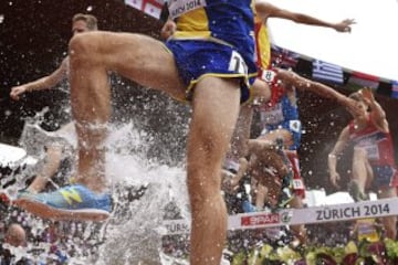 Prueba de los 3000m obstáculos masculinos en los campeonatos de Europa de atletismo en el estadio Letzigrund en Zúrich.