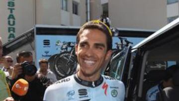 <b>CENTRO DE ATENCIÓN MEDIÁTICA. </b>Alberto Contador muestra su sonrisa mientras entra en el coche del Saxo Bank en el día previo al comienzo del Tour de Francia.