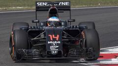 Alonso con el McLaren en Sepang.