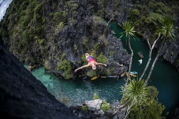 Las imponentes formaciones de piedra caliza de la Pequeña y Gran Laguna en la isla de Miniloc, que están a 40 minutos en bote del pueblo de El Nido, proporcionarán un magnífico telón de fondo para la inauguración de la temporada 