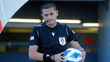 Audax Italiano vs Union Española, Fecha 8, Campeonato Nacional 2022.
El arbitro Cristian Droguett es fotografiada durante el partido de primera division realizado en el Estadio El Teniente de Rancagua, Chile.
3/4/2022
Jorge Loyola/Photosport
Audax Italiano vs Union Española, eighth date, 2022 National Championship.
The referee Cristian Droguett is pictured during the first division match held at the El Teniente stadium
Rancagua, Chile.
3/4/2022
Jorge Loyola/Photosport