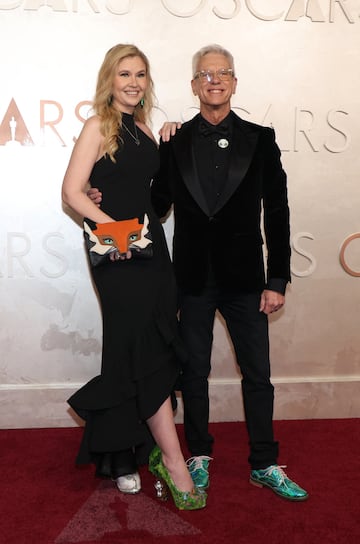 Jessica Steele-Sanders y Chris Sanders posan en la alfombra roja del Dolby Theatre.