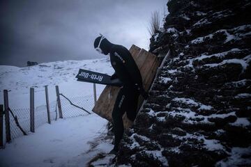 El francés Arthur Guerin-Boeri, sale de una antigua cabaña ártica tradicional, antes de sumergirse en las profundidades para avistar orcas.