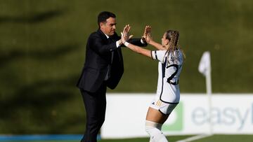 La delantera del Real Madrid Athenea del Castillo junto a su entrenador, Alberto Toril, durante el partido de la Liga F disputado ante el Sporting de Huelva.