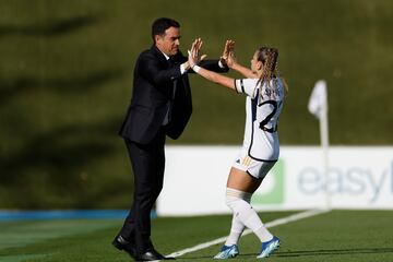 La delantera del Real Madrid Athenea del Castillo junto a su entrenador, Alberto Toril, durante el partido de la Liga F disputado ante el Sporting de Huelva, este domingo en el estadio Alfredo Di Stéfano. EFE/ Daniel González