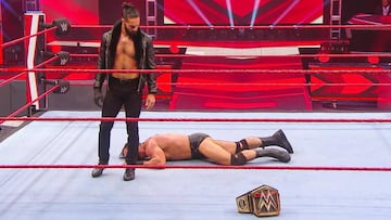 Seth Rollins ataca a Drew McIntyre en Raw.