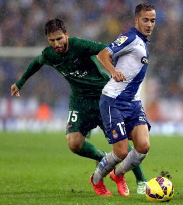 El centrocampista del Espanyol Lucas Vázquez pelea un balón con el defensa griego del Levante Nikos Karabelas.