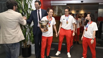 08/07/19 VISITA DIARIO AS SELECCION FEMENINA DE BALONCESTO
 CAMPEONAS DE EUROPA
 
 
 
 LAIA PALAU
 JORGE GARBAJOSA
 VICENTE JIMENEZ SELECCION ESPA&Ntilde;OLA ESPA&Ntilde;A DE BALONCESTO FEMENINO