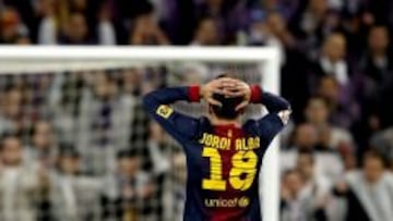 El defensa del Barcelona Jordi Alba se lamenta por una ocasión perdida, durante el partido frente al Real Madrid.