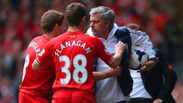 Jos&eacute; Mourinho, durante su etapa como t&eacute;cnico del Chelsea, perdiendo tiempo ante el Liverpool.