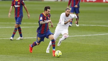 Soccer Football - La Liga Santander - FC Barcelona v Real Madrid - Camp Nou, Barcelona, Spain - October 24, 2020 Barcelona&#039;s Lionel Messi in action with Real Madrid&#039;s Sergio Ramos REUTERS/Albert Gea