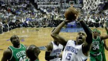 Carter trata de anotar frente a Garnett