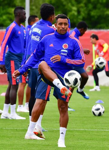 La Selección Colombia realizó su primer entrenamiento abierto al público en el estadio Sviyaga en Rusia, preparando el debut mundialista del 19 de junio ante Japón en Saransk. James y Barrios, los ausentes.