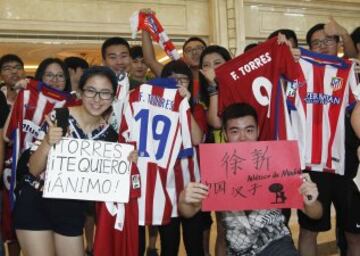 Numerosos aficionados esperaban la llegada del equipo.