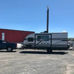 La desesperación le obliga a instalar una minicasa en propiedad de sus suegros: “Será genial vivir sin hipoteca”