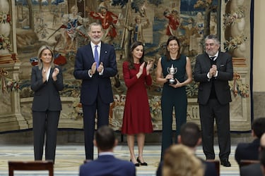La reina Letizia entrega a Laura Ester la Copa Barón de Güell en la entrega de los Premios Nacionales del Deporte 2023 y 2024.