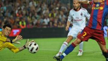 <b>PRIMER GOL COMO AZULGRANA. </b>Villa se estrenó como goleador con la camiseta del Barça aprovechando un centro del brasileño Adriano con el que batió a Amelia.