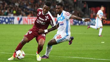 Metz&#039;s Cameroonian midfielder Georges Mandjeck (L) vies with Olympique de Marseille&#039;s Cameroonian defender Henri Bedimo (R) during the French L1 football match Olympique of Marseille (OM) vs Metz at the Velodrome stadium in Marseille on October 16, 2016.   / AFP PHOTO / BORIS HORVAT