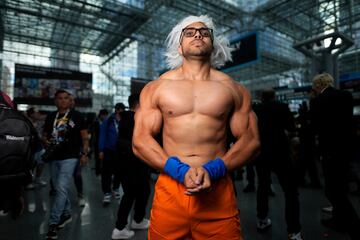 Un asistente vestido como Goku de la serie Dragon Ball posa durante la Comic Con de Nueva York en el Centro de Convenciones Jacob K. Javits.