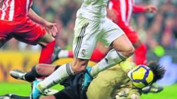 <b>POLÉMICA. </b>As cazó la jugada más comprometida del partido.