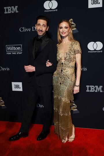 Adrien Brody y Georgina Chapman durante la alfombra roja de la pre gala de los Premios Grammy 2023.